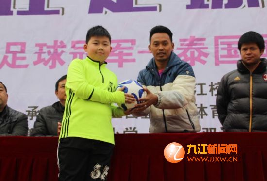 花式足球表演小学,公益足球课走进乡村学校