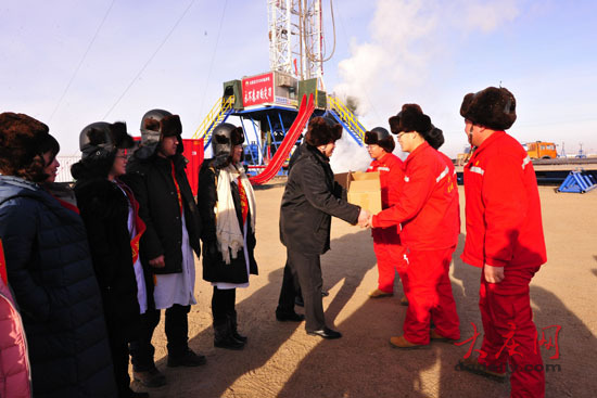 大庆油田总医院巡医送诊到钻井前线现场