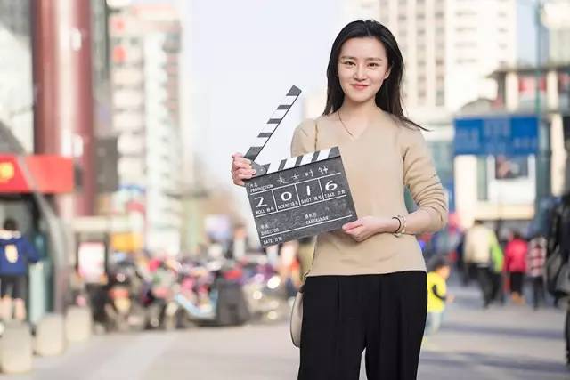 歌曲爱笑的女孩运气不会太差,爱笑的女孩子运气都不会太差