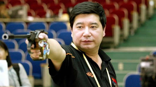 她是王义夫的妻子，也是一位神射手，培养出多位世界冠军