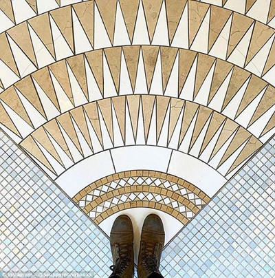 ins兴起晒“名媛脚”，名牌鞋配上好看的地板！屌丝就别来了