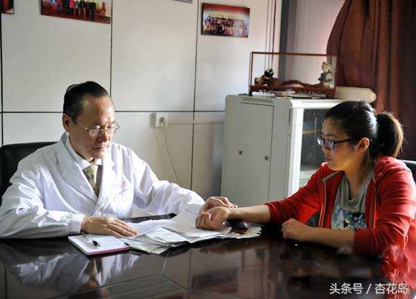 15岁女学生感冒发烧,女大学生在宿舍发烧