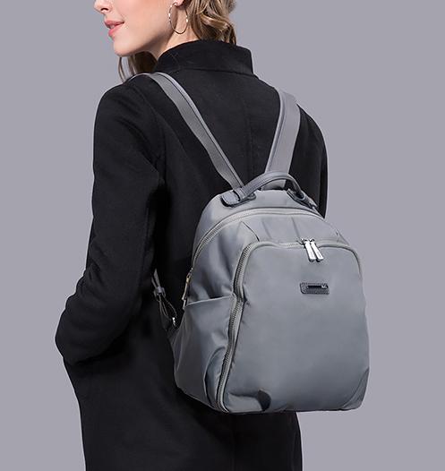 春夏个性时髦的包包这样背更时尚,蓝色搭黑色背什么包包好看