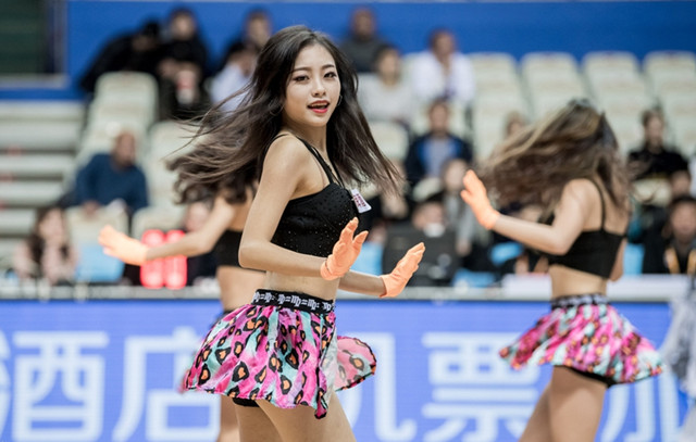 看篮球热血沸腾,看到篮球赛场认真拼搏的孩子们