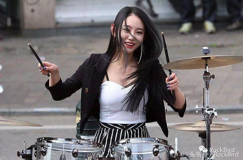 李宇春打鼓,易烊千玺演唱会打鼓