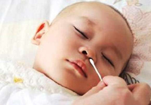 冬天干燥宝宝鼻屎堵住,冬季宝宝鼻子里有鼻屎干燥怎么办