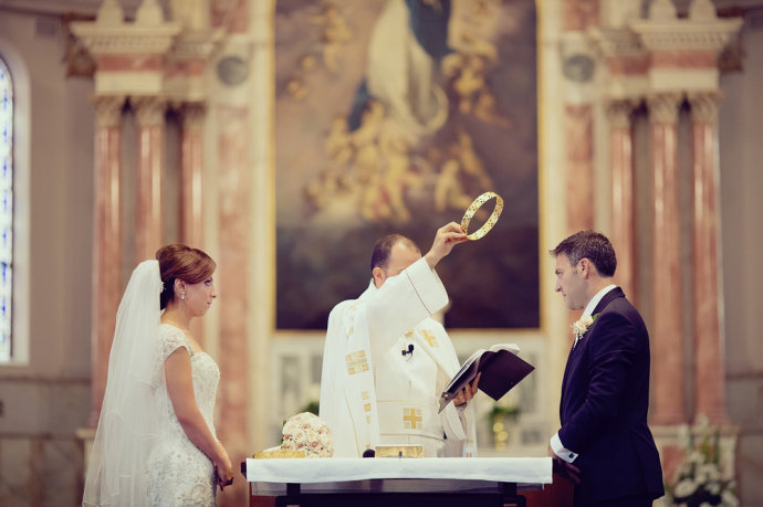 老汉背35万找战友,女子收到苹果老鼠吃了死掉,是婚姻中的不幸!