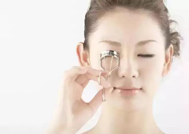 睫毛膏正确刷法视频,新手刷睫毛膏的正确方法