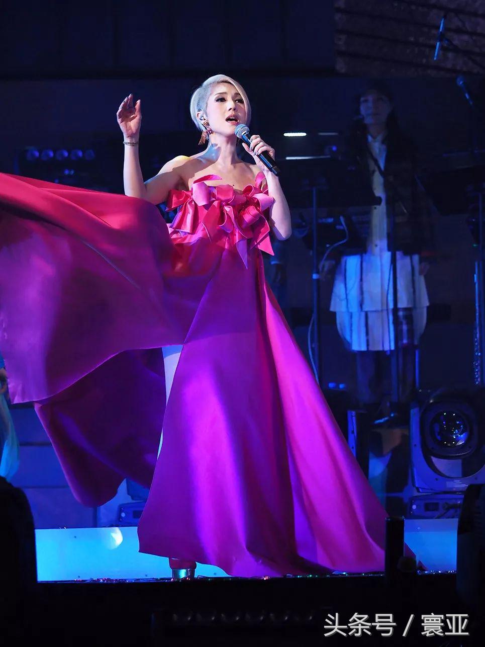 跨年夜，寰亚男神女神与你唱响2018、high爆迎新年！