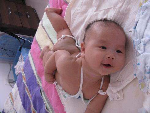 宝宝总是头往后仰睡觉是怎么回事,宝宝脑瘫向后仰是怎么样