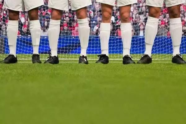 爱踢球的人可不该在球鞋的问题上犯错误！