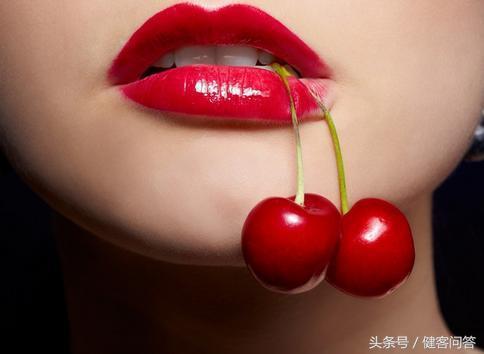 嘴唇每天涂润唇膏但还干裂起皮,嘴唇起皮干裂没有润唇膏怎么办