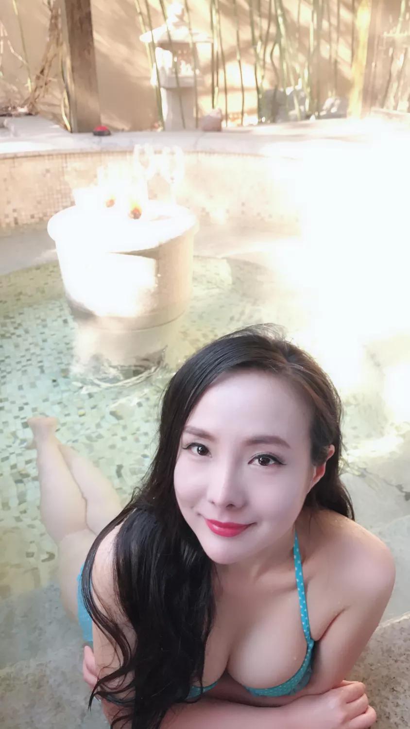 信阳网红美女干露露穿回衣服做自信女人，网友直呼不习惯