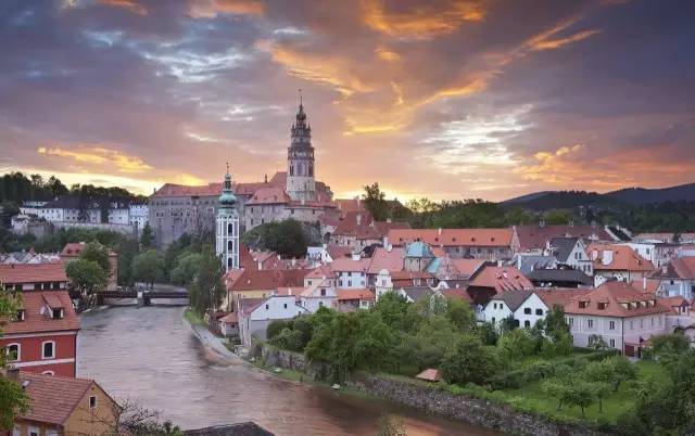 恋与制作人伴你身边,恋与制作人在你身边选谁比较好