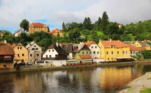 恋与制作人伴你身边,恋与制作人在你身边选谁比较好