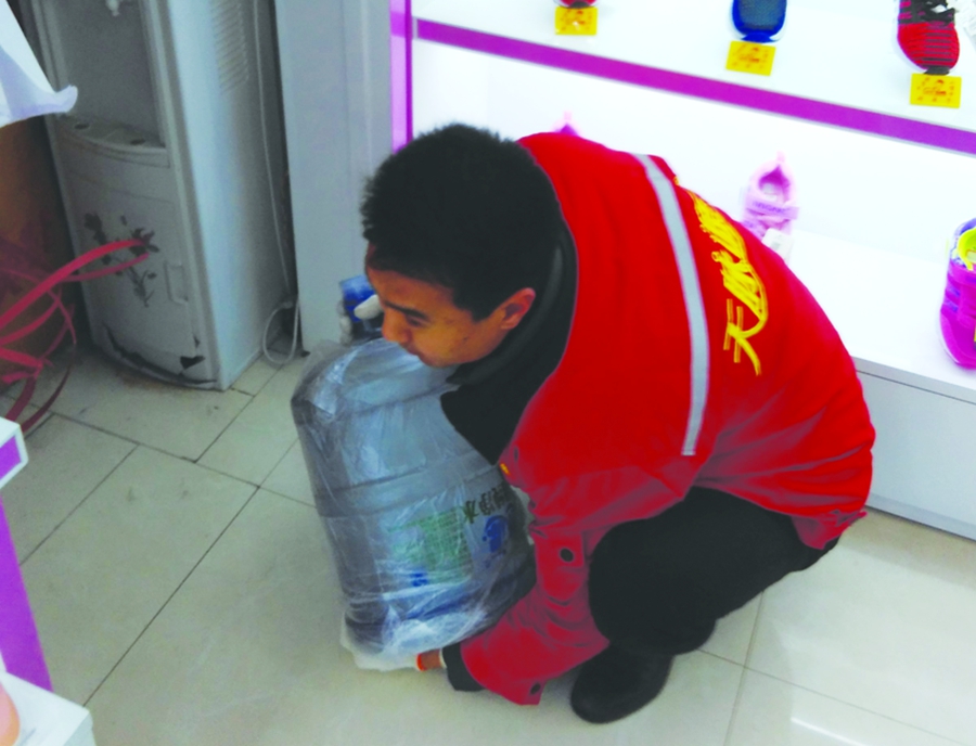 体验一下送水工的生活,送水工每天都送200桶水