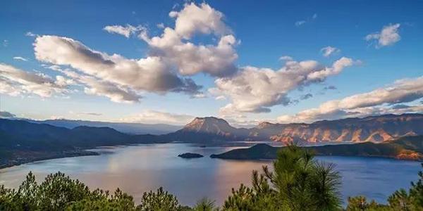 山清水秀泸沽湖,泸沽湖水天一色皆风景
