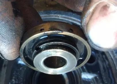 挖机涡轮增压器有什么用,每个挖机都有涡轮增压器吗