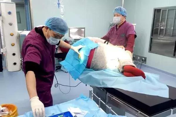 深夜孕妇突发急症,阜阳孕妇羊水破危急