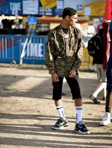 买不起81万的nike潮鞋，但我们还可以买袜子啊！