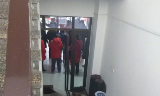 爱狗人士救狗死亡,爱狗人士给狗办葬礼