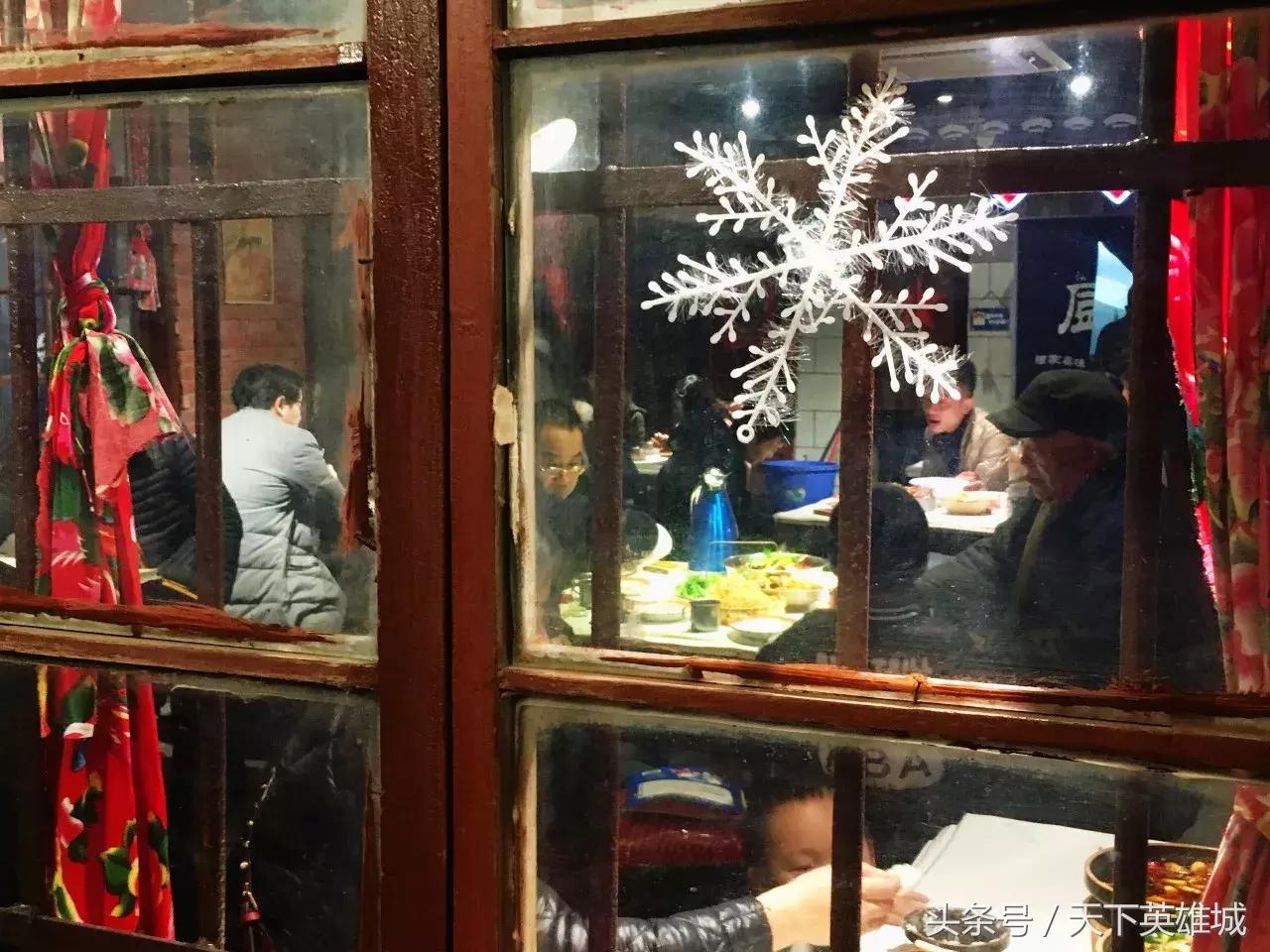 短短一条三百米的街，竟让人从白天走到黑夜……