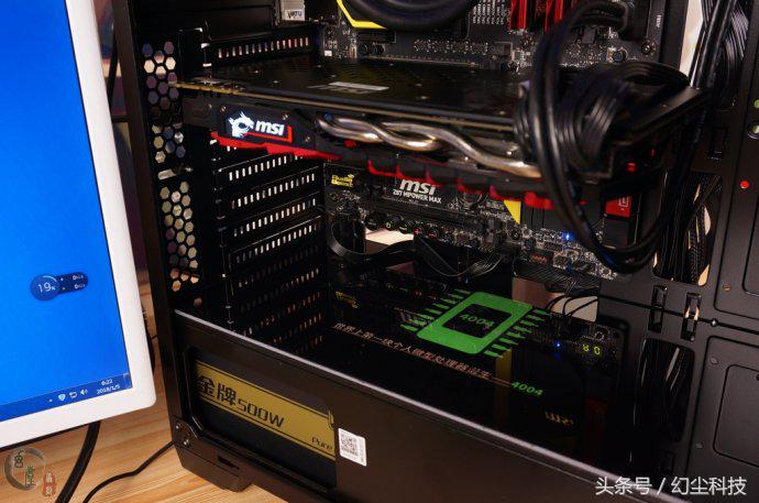 个性的机箱是越来越多了，这款机箱竟然加入了DIY画板功能