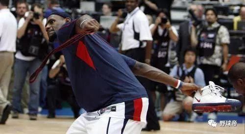 nba球员送球鞋给球迷他们穿什么,nba球员送鞋送手臂