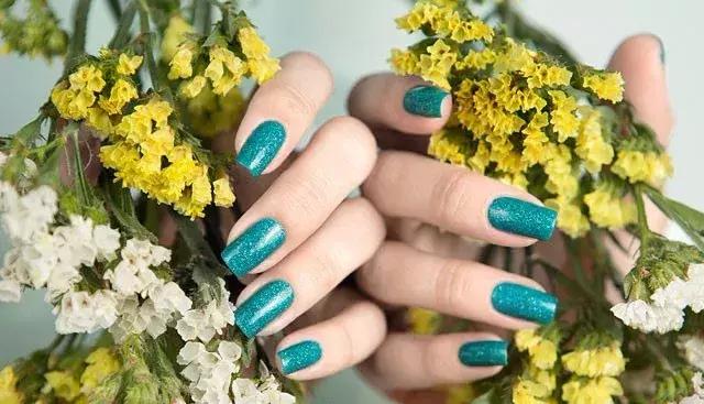 红色挑心系列美甲,明星同款纯色美甲推荐