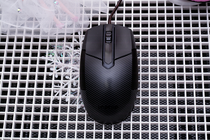 如果说樱桃是买盒子送键盘,那I-ROCKS锆Zr-60算是买盒子送鼠标了