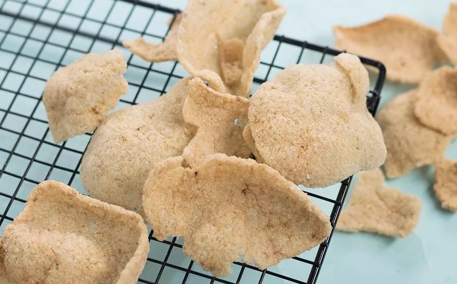 东南亚最好吃的虾片牌子,新加坡餐厅里的虾片