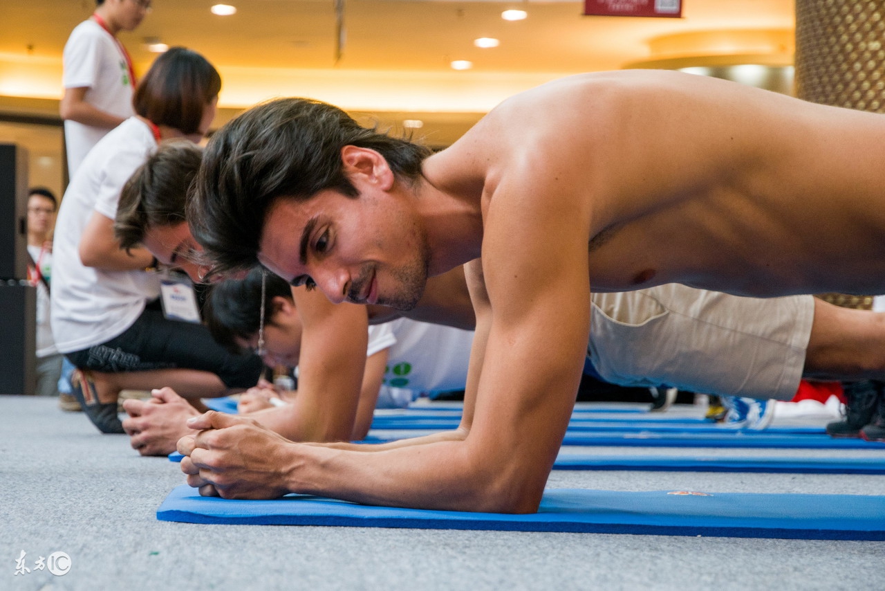 腰椎间盘突出会引起膝关节僵硬吗,腰椎间盘突出健康科普视频