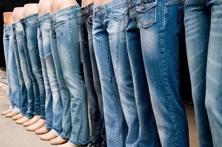 灰色牛仔裤已经褪色了怎么恢复,新买的牛仔裤怎么样处理不褪色