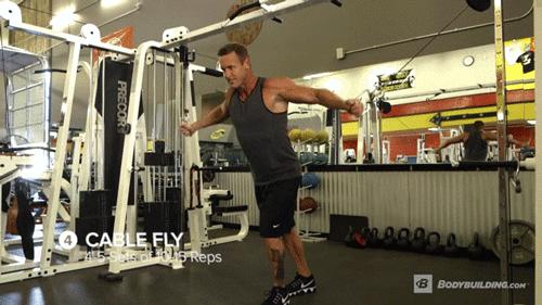 胸肌训练如何收紧胸肌,胸肌大训练方法健身房