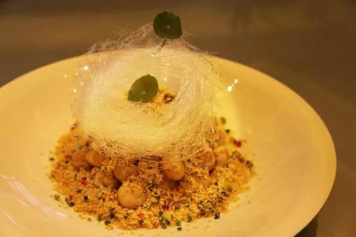 惊了！大胃美少女在建国北路的罗森吃掉一根Dior变色唇膏！