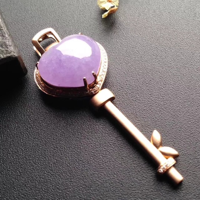 花朵造型的吊坠寓意,水滴造型吊坠寓意