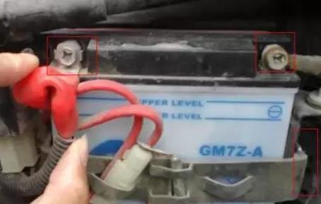 当踏板摩托车电瓶没电时该怎么办,踏板摩托车充手机充不进电怎么办