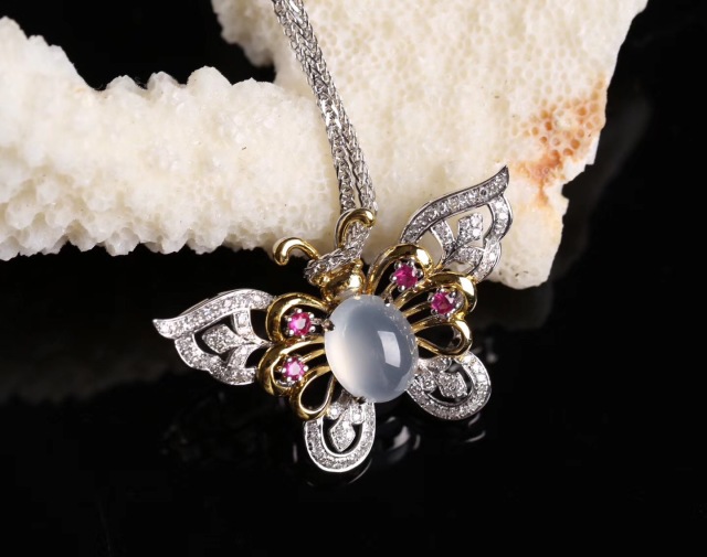 女人戴什么样式的黄金吊坠寓意好,项链吊坠款式是花形代表什么寓意