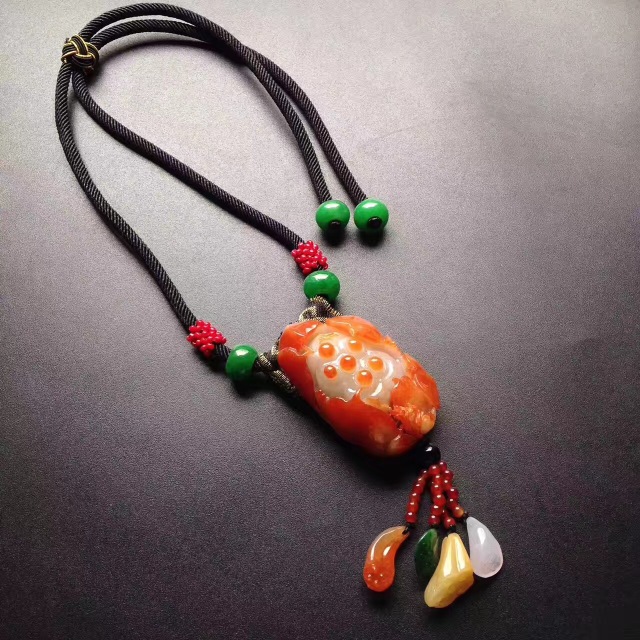 女人戴什么样式的黄金吊坠寓意好,项链吊坠款式是花形代表什么寓意