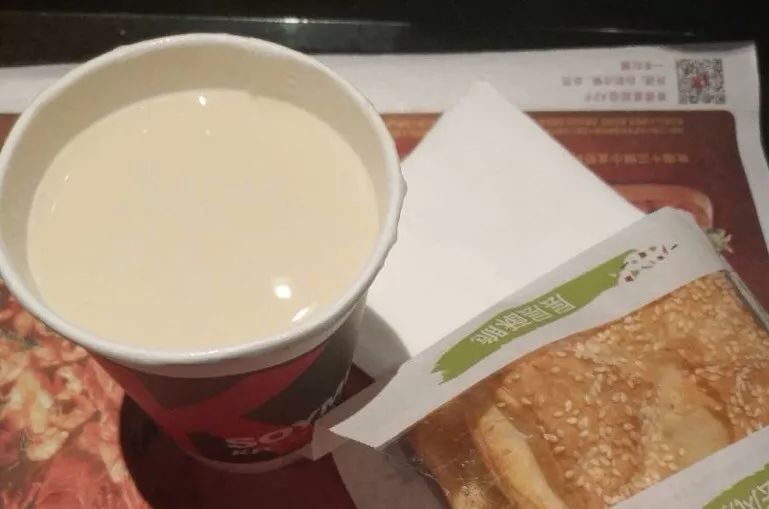 麦当劳成了金拱门，没想到肯德基却凭一个饭团赢了！