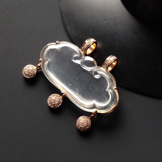 女人戴什么样式的黄金吊坠寓意好,项链吊坠款式是花形代表什么寓意