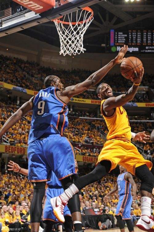 “扭麻花式”上篮谁最夸张？欧文云淡风轻，威少像踩风火轮！