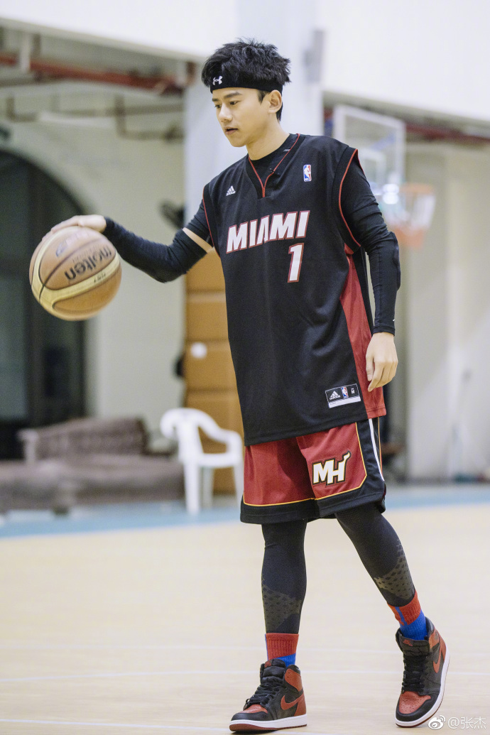 张杰说今天一起记录我的青春年华,听张杰的歌感慨青春