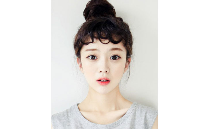 丸子头怎么扎好看又蓬松中长发,杨幂花瓣丸子头的简单扎法蓬松