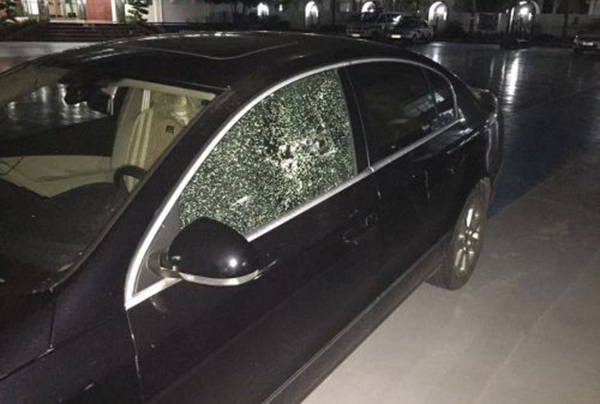 停在路边车窗被砸被盗怎么处理,车停路边被物体砸怎么处理