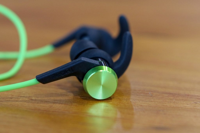 1moreiBfreePlus试玩:经典升级,让iPhone支持高清蓝牙音质