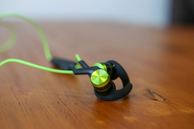 1moreiBfreePlus试玩:经典升级,让iPhone支持高清蓝牙音质