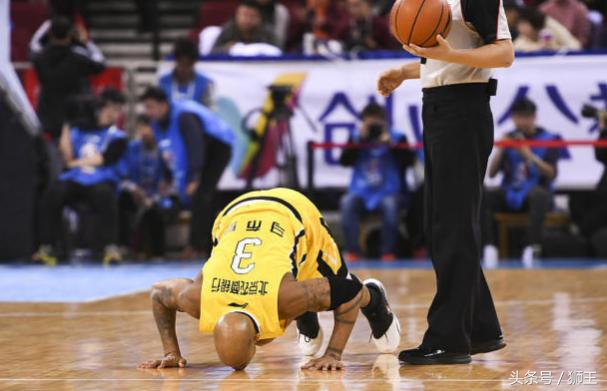 马布里拥抱首钢,马布里重返五棵松亲吻