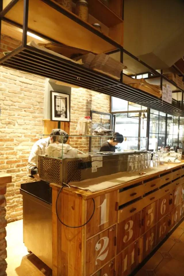 家附近居然藏着这么一家露天餐厅,市中隐藏的特色餐厅