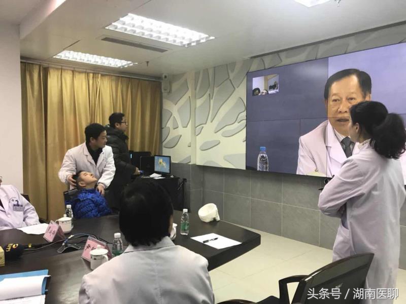 12岁小孩因长相太怪无法入学,尝试整形手术成功,父母热泪盈眶!